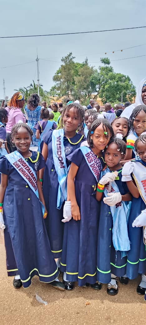 Élèves en tenue d'apparat rassemblés lors d'un défilé scolaire.