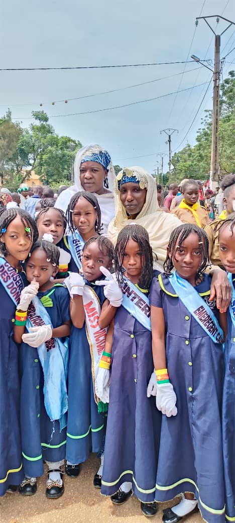 Cortège d'élèves pendant un défilé scolaire.