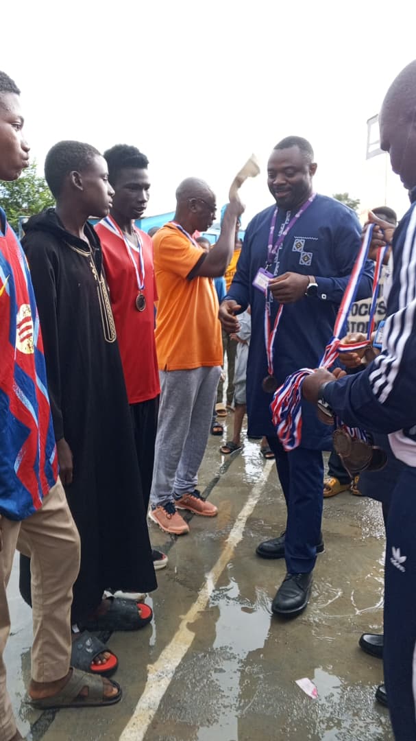 Remise de médailles à des élèves à l'issue d'une activité sportive.